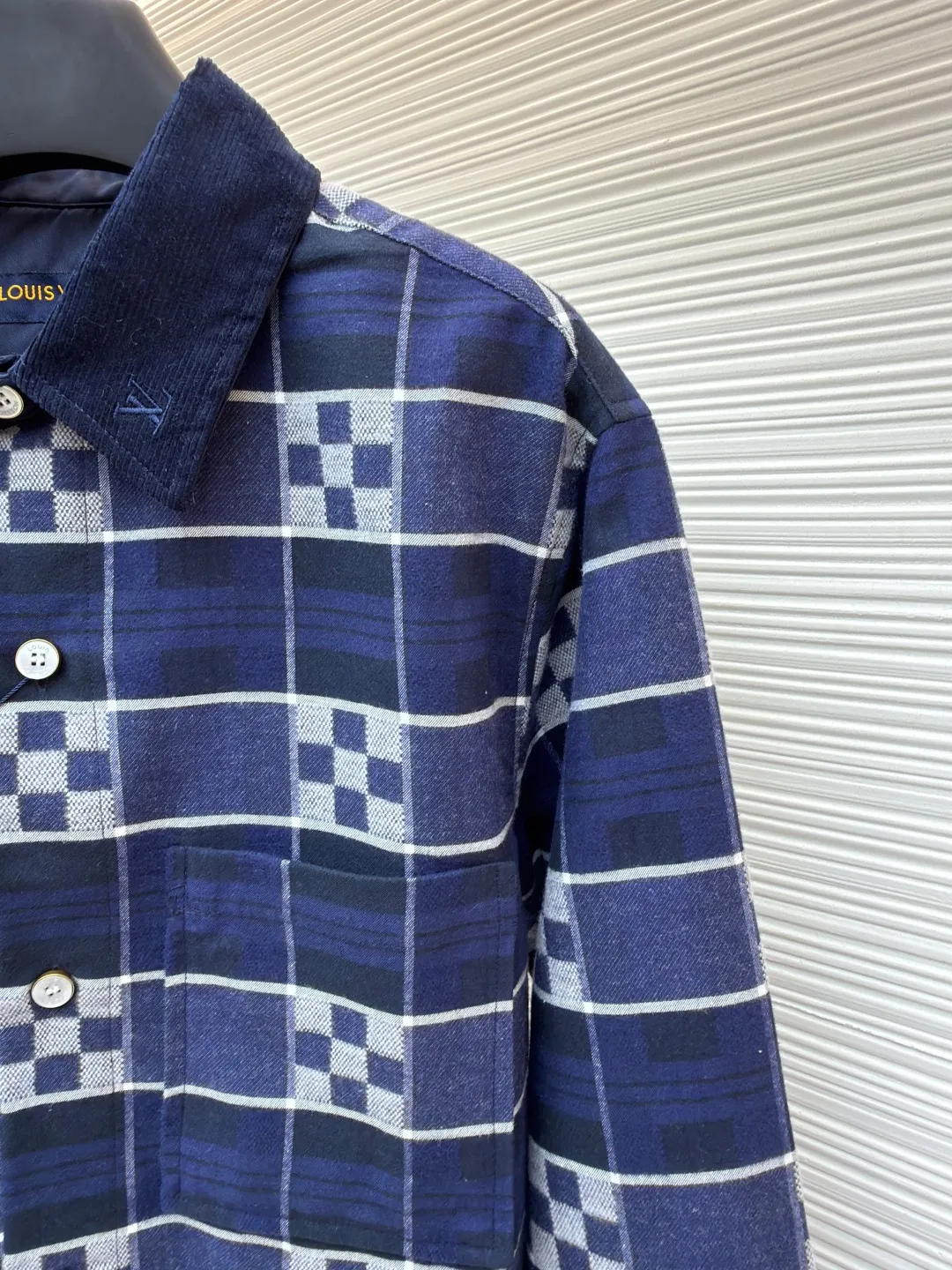 LOUIS VUITTON SKI ski series flannel checkerboard long-sleeved shirt ●Original version: purchased and developed by 14289 ●Item number: 1682075-B50 ●Fabric: flannel fabric ●Technology: printing production ●Color: blue ●Version: fitted version ●Weight: about 725 grams ●Size: S-M-L-XL ●Description: The checkered texture of dark and light navy blue and gray is woven through the yarn-dyed weaving process, in which the brand's classic Damier checkerboard element is embedded. The texture is clear and the color fastness is excellent. The body is spliced ​​with corduroy lapels and cuffs, the velvet strips are fine and full, and the high-temperature shaping process ensures stiffness. The placket uses natural mother-of-pearl buttons, which are hand-polished and polished to give it a warm texture; the leather plaque at the hem is made of first-layer calfskin, which is embossed and hot stamped to present the brand logo, and the edges are hand-oiled to be smooth and burr-free. The overall tailoring is shaped by three-dimensional cutting technology to create a fitted silhouette. The stitching line adopts double-needle overlocking technology, and every inch of stitches is evenly arranged. The embedded shoulder and side seams make the clothes more comfortable to wear. The exquisite clothing craftsmanship and brand ingenuity are fully demonstrated in the details.